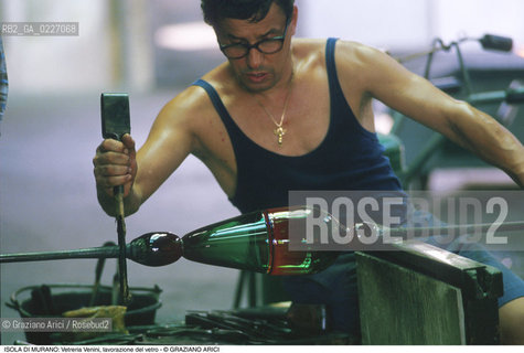 Localizzazione:..VENEZIA / ISOLA DI MURANO..Oggetto:..Soggetto:..VETRERIA VENINI / FORNACE LAVORAZIONE DEL VETRO ARTIGIANATO..Cronologia: ....Definizione Culturale:..   Autore:....   Stile:..   Editori/Stampatori:..   Committenza:..Materia e Tecnica:....Collocazione:..Note:..MURANO..Riproduzione Fotografica:..Copyright:..Graziano Arici/Rosebud2 .Data:..1992..Costo:..A