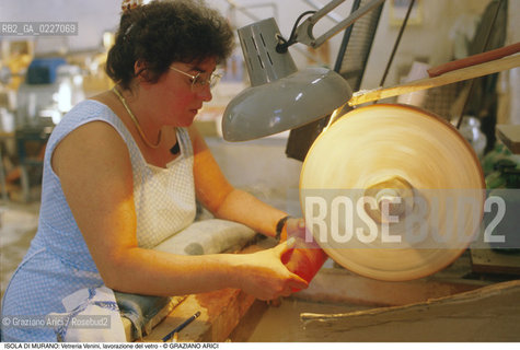 Localizzazione:..VENEZIA / ISOLA DI MURANO..Oggetto:..Soggetto:..VETRERIA VENINI / FORNACE LAVORAZIONE DEL VETRO ARTIGIANATO MOLATURA..Cronologia: ....Definizione Culturale:..   Autore:....   Stile:..   Editori/Stampatori:..   Committenza:..Materia e Tecnica:....Collocazione:..Note:..MURANO..Riproduzione Fotografica:..Copyright:..Graziano Arici/Rosebud2 .Data:..1992..Costo:..A