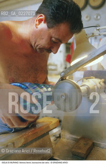 Localizzazione:..VENEZIA / ISOLA DI MURANO..Oggetto:..Soggetto:..VETRERIA VENINI / FORNACE LAVORAZIONE DEL VETRO ARTIGIANATO MOLATURA..Cronologia: ....Definizione Culturale:..   Autore:....   Stile:..   Editori/Stampatori:..   Committenza:..Materia e Tecnica:....Collocazione:..Note:..MURANO..Riproduzione Fotografica:..Copyright:..Graziano Arici/Rosebud2 .Data:..1992..Costo:..A