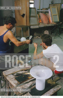 Localizzazione:..VENEZIA / ISOLA DI MURANO..Oggetto:..Soggetto:..VETRERIA VENINI / FORNACE LAVORAZIONE DEL VETRO ARTIGIANATO..Cronologia: ....Definizione Culturale:..   Autore:....   Stile:..   Editori/Stampatori:..   Committenza:..Materia e Tecnica:....Collocazione:..Note:..MURANO..Riproduzione Fotografica:..Copyright:..Graziano Arici/Rosebud2 .Data:..1992..Costo:..A