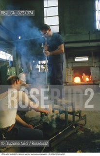 Localizzazione:..VENEZIA / ISOLA DI MURANO..Oggetto:..Soggetto:..VETRERIA VENINI / FORNACE LAVORAZIONE DEL VETRO ARTIGIANATO..Cronologia: ....Definizione Culturale:..   Autore:....   Stile:..   Editori/Stampatori:..   Committenza:..Materia e Tecnica:....Collocazione:..Note:..MURANO..Riproduzione Fotografica:..Copyright:..Graziano Arici/Rosebud2 .Data:..1992..Costo:..A