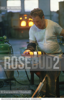 Localizzazione:..VENEZIA / ISOLA DI MURANO..Oggetto:..Soggetto:..VETRERIA VENINI / FORNACE LAVORAZIONE DEL VETRO ARTIGIANATO..Cronologia: ....Definizione Culturale:..   Autore:....   Stile:..   Editori/Stampatori:..   Committenza:..Materia e Tecnica:....Collocazione:..Note:..MURANO..Riproduzione Fotografica:..Copyright:..Graziano Arici/Rosebud2 .Data:..1992..Costo:..A