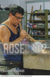 Localizzazione:..VENEZIA / ISOLA DI MURANO..Oggetto:..Soggetto:..VETRERIA VENINI / FORNACE LAVORAZIONE DEL VETRO ARTIGIANATO..Cronologia: ....Definizione Culturale:..   Autore:....   Stile:..   Editori/Stampatori:..   Committenza:..Materia e Tecnica:....Collocazione:..Note:..MURANO..Riproduzione Fotografica:..Copyright:..Graziano Arici/Rosebud2 .Data:..1992..Costo:..A