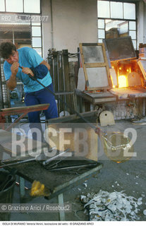 Localizzazione:..VENEZIA / ISOLA DI MURANO..Oggetto:..Soggetto:..VETRERIA VENINI / FORNACE LAVORAZIONE DEL VETRO ARTIGIANATO..Cronologia: ....Definizione Culturale:..   Autore:....   Stile:..   Editori/Stampatori:..   Committenza:..Materia e Tecnica:....Collocazione:..Note:..MURANO..Riproduzione Fotografica:..Copyright:..Graziano Arici/Rosebud2 .Data:..1992..Costo:..A