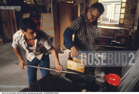 Localizzazione:..VENEZIA / ISOLA DI MURANO..Oggetto:..Soggetto:..VETRERIA VENINI / FORNACE LAVORAZIONE DEL VETRO ARTIGIANATO..Cronologia: ....Definizione Culturale:..   Autore:....   Stile:..   Editori/Stampatori:..   Committenza:..Materia e Tecnica:....Collocazione:..Note:..MURANO..Riproduzione Fotografica:..Copyright:..Graziano Arici/Rosebud2 .Data:..1992..Costo:..A