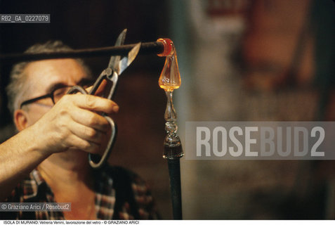 Localizzazione:..VENEZIA / ISOLA DI MURANO..Oggetto:..Soggetto:..VETRERIA VENINI / FORNACE LAVORAZIONE DEL VETRO ARTIGIANATO..Cronologia: ....Definizione Culturale:..   Autore:....   Stile:..   Editori/Stampatori:..   Committenza:..Materia e Tecnica:....Collocazione:..Note:..MURANO..Riproduzione Fotografica:..Copyright:..Graziano Arici/Rosebud2 .Data:..1992..Costo:..A