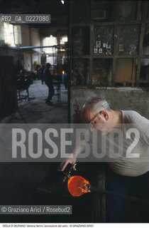 Localizzazione:..VENEZIA / ISOLA DI MURANO..Oggetto:..Soggetto:..VETRERIA VENINI / FORNACE LAVORAZIONE DEL VETRO ARTIGIANATO..Cronologia: ....Definizione Culturale:..   Autore:....   Stile:..   Editori/Stampatori:..   Committenza:..Materia e Tecnica:....Collocazione:..Note:..MURANO..Riproduzione Fotografica:..Copyright:..Graziano Arici/Rosebud2 .Data:..1992..Costo:..A