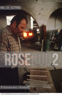 Localizzazione:..VENEZIA / ISOLA DI MURANO..Oggetto:..Soggetto:..VETRERIA VENINI / FORNACE LAVORAZIONE DEL VETRO ARTIGIANATO..Cronologia: ....Definizione Culturale:..   Autore:....   Stile:..   Editori/Stampatori:..   Committenza:..Materia e Tecnica:....Collocazione:..Note:..MURANO..Riproduzione Fotografica:..Copyright:..Graziano Arici/Rosebud2 .Data:..1992..Costo:..A