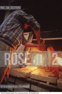 Localizzazione:..VENEZIA / ISOLA DI MURANO..Oggetto:..Soggetto:..VETRERIA VENINI / FORNACE LAVORAZIONE DEL VETRO ARTIGIANATO FORNO..Cronologia: ....Definizione Culturale:..   Autore:....   Stile:..   Editori/Stampatori:..   Committenza:..Materia e Tecnica:....Collocazione:..Note:..MURANO..Riproduzione Fotografica:..Copyright:..Graziano Arici/Rosebud2 .Data:..1992..Costo:..A