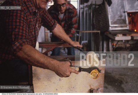 Localizzazione:..VENEZIA / ISOLA DI MURANO..Oggetto:..Soggetto:..VETRERIA VENINI / FORNACE LAVORAZIONE DEL VETRO ARTIGIANATO..Cronologia: ....Definizione Culturale:..   Autore:....   Stile:..   Editori/Stampatori:..   Committenza:..Materia e Tecnica:....Collocazione:..Note:..MURANO..Riproduzione Fotografica:..Copyright:..Graziano Arici/Rosebud2 .Data:..1992..Costo:..A