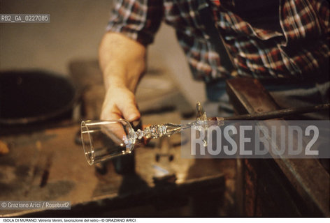 Localizzazione:..VENEZIA / ISOLA DI MURANO..Oggetto:..Soggetto:..VETRERIA VENINI / FORNACE LAVORAZIONE DEL VETRO ARTIGIANATO..Cronologia: ....Definizione Culturale:..   Autore:....   Stile:..   Editori/Stampatori:..   Committenza:..Materia e Tecnica:....Collocazione:..Note:..MURANO..Riproduzione Fotografica:..Copyright:..Graziano Arici/Rosebud2 .Data:..1992..Costo:..A