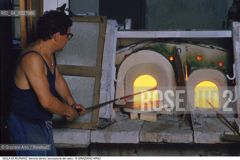 Localizzazione:..VENEZIA / ISOLA DI MURANO..Oggetto:..Soggetto:..VETRERIA VENINI / FORNACE LAVORAZIONE DEL VETRO ARTIGIANATO FORNO..Cronologia: ....Definizione Culturale:..   Autore:....   Stile:..   Editori/Stampatori:..   Committenza:..Materia e Tecnica:....Collocazione:..Note:..MURANO..Riproduzione Fotografica:..Copyright:..Graziano Arici/Rosebud2 .Data:..1992..Costo:..A