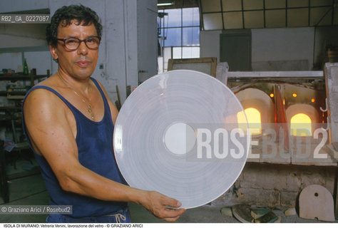Localizzazione:..VENEZIA / ISOLA DI MURANO..Oggetto:..Soggetto:..VETRERIA VENINI / FORNACE LAVORAZIONE DEL VETRO ARTIGIANATO PIATTO..Cronologia: ....Definizione Culturale:..   Autore:....   Stile:..   Editori/Stampatori:..   Committenza:..Materia e Tecnica:....Collocazione:..Note:..MURANO..Riproduzione Fotografica:..Copyright:..Graziano Arici/Rosebud2 .Data:..1992..Costo:..A