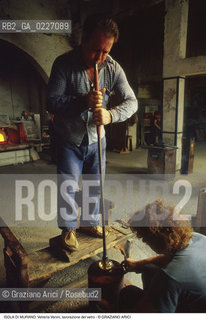 Localizzazione:..VENEZIA / ISOLA DI MURANO..Oggetto:..Soggetto:..VETRERIA VENINI / FORNACE LAVORAZIONE DEL VETRO ARTIGIANATO..Cronologia: ....Definizione Culturale:..   Autore:....   Stile:..   Editori/Stampatori:..   Committenza:..Materia e Tecnica:....Collocazione:..Note:..MURANO..Riproduzione Fotografica:..Copyright:..Graziano Arici/Rosebud2 .Data:..1992..Costo:..A