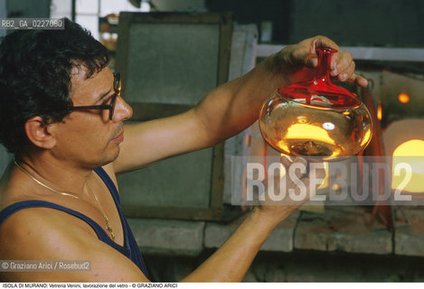 Localizzazione:..VENEZIA / ISOLA DI MURANO..Oggetto:..Soggetto:..VETRERIA VENINI / FORNACE LAVORAZIONE DEL VETRO ARTIGIANATO VASO..Cronologia: ....Definizione Culturale:..   Autore:....   Stile:..   Editori/Stampatori:..   Committenza:..Materia e Tecnica:....Collocazione:..Note:..MURANO..Riproduzione Fotografica:..Copyright:..Graziano Arici/Rosebud2 .Data:..1992..Costo:..A