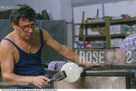 Localizzazione:..VENEZIA / ISOLA DI MURANO..Oggetto:..Soggetto:..VETRERIA VENINI / FORNACE LAVORAZIONE DEL VETRO ARTIGIANATO..Cronologia: ....Definizione Culturale:..   Autore:....   Stile:..   Editori/Stampatori:..   Committenza:..Materia e Tecnica:....Collocazione:..Note:..MURANO..Riproduzione Fotografica:..Copyright:..Graziano Arici/Rosebud2 .Data:..1992..Costo:..A