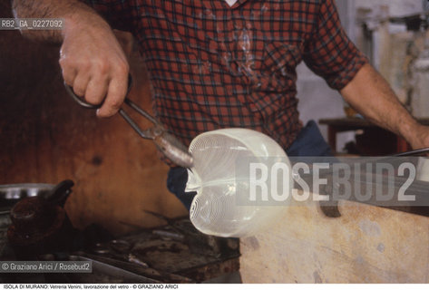 Localizzazione:..VENEZIA / ISOLA DI MURANO..Oggetto:..Soggetto:..VETRERIA VENINI / FORNACE LAVORAZIONE DEL VETRO ARTIGIANATO..Cronologia: ....Definizione Culturale:..   Autore:....   Stile:..   Editori/Stampatori:..   Committenza:..Materia e Tecnica:....Collocazione:..Note:..MURANO..Riproduzione Fotografica:..Copyright:..Graziano Arici/Rosebud2 .Data:..1992..Costo:..A