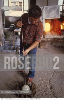Localizzazione:..VENEZIA / ISOLA DI MURANO..Oggetto:..Soggetto:..VETRERIA VENINI / FORNACE LAVORAZIONE DEL VETRO ARTIGIANATO..Cronologia: ....Definizione Culturale:..   Autore:....   Stile:..   Editori/Stampatori:..   Committenza:..Materia e Tecnica:....Collocazione:..Note:..MURANO..Riproduzione Fotografica:..Copyright:..Graziano Arici/Rosebud2 .Data:..1992..Costo:..A