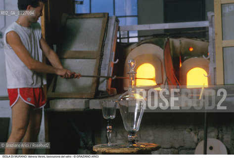 Localizzazione:..VENEZIA / ISOLA DI MURANO..Oggetto:..Soggetto:..VETRERIA VENINI / FORNACE LAVORAZIONE DEL VETRO ARTIGIANATO CARAFFA E BICCHIERE..Cronologia: ....Definizione Culturale:..   Autore:....   Stile:..   Editori/Stampatori:..   Committenza:..Materia e Tecnica:....Collocazione:..Note:..MURANO..Riproduzione Fotografica:..Copyright:..Graziano Arici/Rosebud2 .Data:..1992..Costo:..A