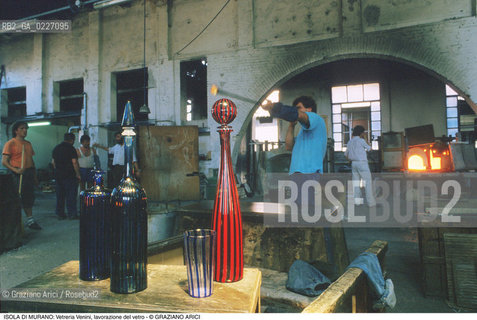 Localizzazione:..VENEZIA / ISOLA DI MURANO..Oggetto:..Soggetto:..VETRERIA VENINI / FORNACE LAVORAZIONE DEL VETRO ARTIGIANATO BOTTIGLIE E BICCHIERE..Cronologia: ....Definizione Culturale:..   Autore:....   Stile:..   Editori/Stampatori:..   Committenza:..Materia e Tecnica:....Collocazione:..Note:..MURANO..Riproduzione Fotografica:..Copyright:..Graziano Arici/Rosebud2 .Data:..1992..Costo:..A