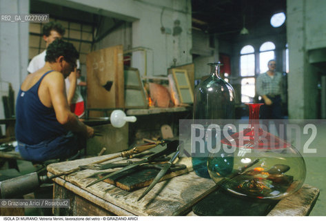 Localizzazione:..VENEZIA / ISOLA DI MURANO..Oggetto:..Soggetto:..VETRERIA VENINI / FORNACE LAVORAZIONE DEL VETRO ARTIGIANATO VASI E ATTREZZI..Cronologia: ....Definizione Culturale:..   Autore:....   Stile:..   Editori/Stampatori:..   Committenza:..Materia e Tecnica:....Collocazione:..Note:..MURANO..Riproduzione Fotografica:..Copyright:..Graziano Arici/Rosebud2 .Data:..1992..Costo:..A