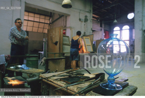 Localizzazione:..VENEZIA / ISOLA DI MURANO..Oggetto:..Soggetto:..VETRERIA VENINI / FORNACE LAVORAZIONE DEL VETRO ARTIGIANATO VASO E ATTREZZI..Cronologia: ....Definizione Culturale:..   Autore:....   Stile:..   Editori/Stampatori:..   Committenza:..Materia e Tecnica:....Collocazione:..Note:..MURANO..Riproduzione Fotografica:..Copyright:..Graziano Arici/Rosebud2 .Data:..1992..Costo:..A
