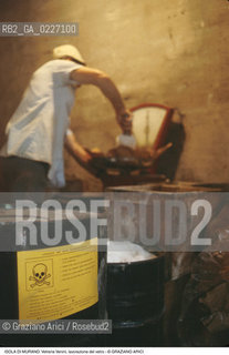 Localizzazione:..VENEZIA / ISOLA DI MURANO..Oggetto:..Soggetto:..VETRERIA VENINI / FORNACE LAVORAZIONE DEL VETRO ARTIGIANATO..Cronologia: ....Definizione Culturale:..   Autore:....   Stile:..   Editori/Stampatori:..   Committenza:..Materia e Tecnica:....Collocazione:..Note:..MURANO..Riproduzione Fotografica:..Copyright:..Graziano Arici/Rosebud2 .Data:..1992..Costo:..A