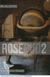 Localizzazione:..VENEZIA / ISOLA DI MURANO..Oggetto:..Soggetto:..VETRERIA VENINI / FORNACE LAVORAZIONE DEL VETRO ARTIGIANATO..Cronologia: ....Definizione Culturale:..   Autore:....   Stile:..   Editori/Stampatori:..   Committenza:..Materia e Tecnica:....Collocazione:..Note:..MURANO..Riproduzione Fotografica:..Copyright:..Graziano Arici/Rosebud2 .Data:..1992..Costo:..A