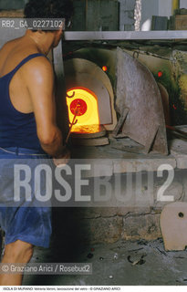 Localizzazione:..VENEZIA / ISOLA DI MURANO..Oggetto:..Soggetto:..VETRERIA VENINI / FORNACE LAVORAZIONE DEL VETRO ARTIGIANATO FORNO..Cronologia: ....Definizione Culturale:..   Autore:....   Stile:..   Editori/Stampatori:..   Committenza:..Materia e Tecnica:....Collocazione:..Note:..MURANO..Riproduzione Fotografica:..Copyright:..Graziano Arici/Rosebud2 .Data:..1992..Costo:..A