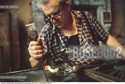 Localizzazione:..VENEZIA / ISOLA DI MURANO..Oggetto:..Soggetto:..VETRERIA VENINI / FORNACE LAVORAZIONE DEL VETRO ARTIGIANATO..Cronologia: ....Definizione Culturale:..   Autore:....   Stile:..   Editori/Stampatori:..   Committenza:..Materia e Tecnica:....Collocazione:..Note:..MURANO..Riproduzione Fotografica:..Copyright:..Graziano Arici/Rosebud2 .Data:..1992..Costo:..A