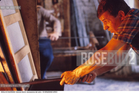 Localizzazione:..VENEZIA / ISOLA DI MURANO..Oggetto:..Soggetto:..VETRERIA VENINI / FORNACE LAVORAZIONE DEL VETRO ARTIGIANATO..Cronologia: ....Definizione Culturale:..   Autore:....   Stile:..   Editori/Stampatori:..   Committenza:..Materia e Tecnica:....Collocazione:..Note:..MURANO..Riproduzione Fotografica:..Copyright:..Graziano Arici/Rosebud2 .Data:..1992..Costo:..A