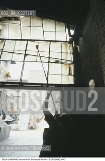 Localizzazione:..VENEZIA / ISOLA DI MURANO..Oggetto:..Soggetto:..VETRERIA VENINI / FORNACE LAVORAZIONE DEL VETRO ARTIGIANATO..Cronologia: ....Definizione Culturale:..   Autore:....   Stile:..   Editori/Stampatori:..   Committenza:..Materia e Tecnica:....Collocazione:..Note:..MURANO..Riproduzione Fotografica:..Copyright:..Graziano Arici/Rosebud2 .Data:..1992..Costo:..A