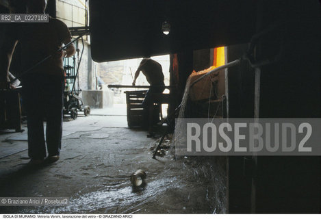 Localizzazione:..VENEZIA / ISOLA DI MURANO..Oggetto:..Soggetto:..VETRERIA VENINI / FORNACE LAVORAZIONE DEL VETRO ARTIGIANATO..Cronologia: ....Definizione Culturale:..   Autore:....   Stile:..   Editori/Stampatori:..   Committenza:..Materia e Tecnica:....Collocazione:..Note:..MURANO..Riproduzione Fotografica:..Copyright:..Graziano Arici/Rosebud2 .Data:..1992..Costo:..A