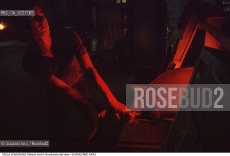 Localizzazione:..VENEZIA / ISOLA DI MURANO..Oggetto:..Soggetto:..VETRERIA VENINI / FORNACE LAVORAZIONE DEL VETRO ARTIGIANATO..Cronologia: ....Definizione Culturale:..   Autore:....   Stile:..   Editori/Stampatori:..   Committenza:..Materia e Tecnica:....Collocazione:..Note:..MURANO..Riproduzione Fotografica:..Copyright:..Graziano Arici/Rosebud2 .Data:..1992..Costo:..A