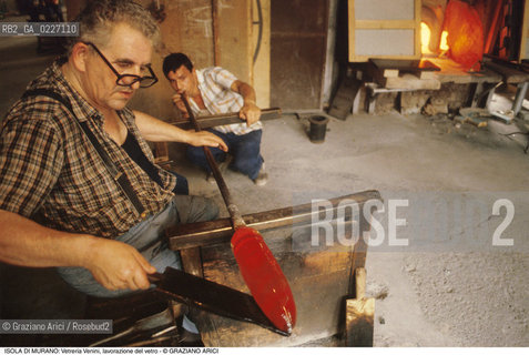 Localizzazione:..VENEZIA / ISOLA DI MURANO..Oggetto:..Soggetto:..VETRERIA VENINI / FORNACE LAVORAZIONE DEL VETRO ARTIGIANATO..Cronologia: ....Definizione Culturale:..   Autore:....   Stile:..   Editori/Stampatori:..   Committenza:..Materia e Tecnica:....Collocazione:..Note:..MURANO..Riproduzione Fotografica:..Copyright:..Graziano Arici/Rosebud2 .Data:..1992..Costo:..A