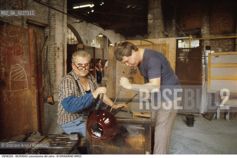 Localizzazione:..VENEZIA / ISOLA DI MURANO..Oggetto:..Soggetto:..VETRERIA VENINI / FORNACE LAVORAZIONE DEL VETRO ARTIGIANATO..Cronologia: ....Definizione Culturale:..   Autore:....   Stile:..   Editori/Stampatori:..   Committenza:..Materia e Tecnica:....Collocazione:..Note:..MURANO..Riproduzione Fotografica:..Copyright:..Graziano Arici/Rosebud2 .Data:..1992..Costo:..A