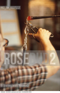 Localizzazione:..VENEZIA / ISOLA DI MURANO..Oggetto:..Soggetto:..VETRERIA VENINI / FORNACE LAVORAZIONE DEL VETRO ARTIGIANATO..Cronologia: ....Definizione Culturale:..   Autore:....   Stile:..   Editori/Stampatori:..   Committenza:..Materia e Tecnica:....Collocazione:..Note:..MURANO..Riproduzione Fotografica:..Copyright:..Graziano Arici/Rosebud2 .Data:..1992..Costo:..A