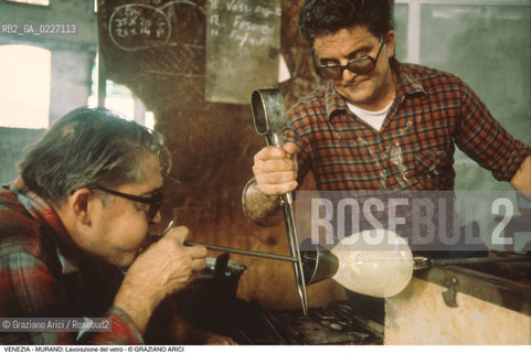 Localizzazione:..VENEZIA / ISOLA DI MURANO..Oggetto:..Soggetto:..VETRERIA VENINI / FORNACE LAVORAZIONE DEL VETRO ARTIGIANATO..Cronologia: ....Definizione Culturale:..   Autore:....   Stile:..   Editori/Stampatori:..   Committenza:..Materia e Tecnica:....Collocazione:..Note:..MURANO..Riproduzione Fotografica:..Copyright:..Graziano Arici/Rosebud2 .Data:..1992..Costo:..A