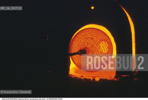 Localizzazione:..VENEZIA / ISOLA DI MURANO..Oggetto:..Soggetto:..VETRERIA VENINI / LAVORAZIONE DEL VETRO ARTIGIANATO FORNACE FORNO..Cronologia: ....Definizione Culturale:..   Autore:....   Stile:..   Editori/Stampatori:..   Committenza:..Materia e Tecnica:....Collocazione:..Note:..MURANO..Riproduzione Fotografica:..Copyright:..Graziano Arici/Rosebud2 .Data:..1992..Costo:..A