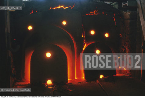 Localizzazione:..VENEZIA / ISOLA DI MURANO..Oggetto:..Soggetto:..VETRERIA VENINI / LAVORAZIONE DEL VETRO ARTIGIANATO FORNACE FORNO..Cronologia: ....Definizione Culturale:..   Autore:....   Stile:..   Editori/Stampatori:..   Committenza:..Materia e Tecnica:....Collocazione:..Note:..MURANO..Riproduzione Fotografica:..Copyright:..Graziano Arici/Rosebud2 .Data:..1992..Costo:..A
