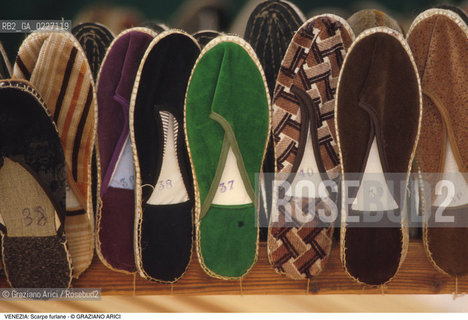 Localizzazione:..VENEZIA / DORSODURO..Oggetto:..Soggetto:..SCARPE FURLANE..Cronologia: ....Definizione Culturale:..   Autore:....   Stile:..   Editori/Stampatori:..   Committenza:..Materia e Tecnica:....Collocazione:..Note:..ATTIVITA. COMMERCIALI / MERCATI..Riproduzione Fotografica:..Copyright:..Graziano Arici/Rosebud2 .Data:..1995..Costo:..A