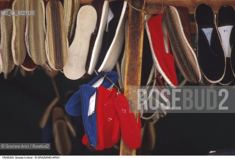 Localizzazione:..VENEZIA / DORSODURO..Oggetto:..Soggetto:..SCARPE FURLANE..Cronologia: ....Definizione Culturale:..   Autore:....   Stile:..   Editori/Stampatori:..   Committenza:..Materia e Tecnica:....Collocazione:..Note:..ATTIVITA. COMMERCIALI / MERCATI..Riproduzione Fotografica:..Copyright:..Graziano Arici/Rosebud2 .Data:..1995..Costo:..A