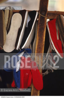 Localizzazione:..VENEZIA / DORSODURO..Oggetto:..Soggetto:..SCARPE FURLANE..Cronologia: ....Definizione Culturale:..   Autore:....   Stile:..   Editori/Stampatori:..   Committenza:..Materia e Tecnica:....Collocazione:..Note:..ATTIVITA. COMMERCIALI / MERCATI..Riproduzione Fotografica:..Copyright:..Graziano Arici/Rosebud2 .Data:..1995..Costo:..A