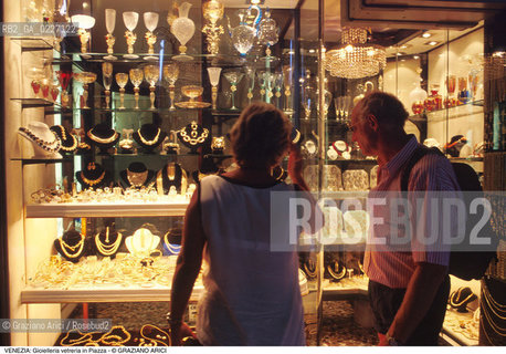 Localizzazione:..VENEZIA / S. MARCO..Oggetto:..Soggetto:..NEGOZIO GIOIELLERIA VETRERIA IN PIAZZA SAN MARCO..Cronologia: ....Definizione Culturale:..   Autore:....   Stile:..   Editori/Stampatori:..   Committenza:..Materia e Tecnica:....Collocazione:..Note:..ATTIVITA. COMMERCIALI / MERCATI..Riproduzione Fotografica:..Copyright:..Graziano Arici/Rosebud2 .Data:..1995..Costo:..A