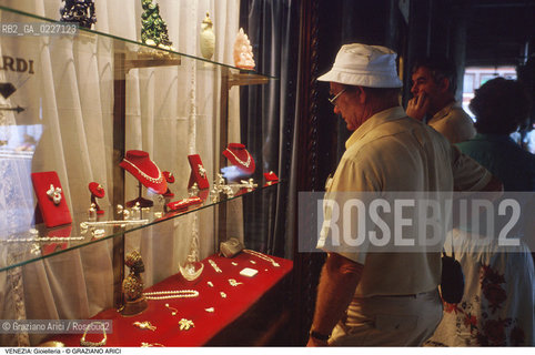Localizzazione:..VENEZIA / S. MARCO..Oggetto:..Soggetto:..NEGOZIO GIOIELLERIA / TURISMO..Cronologia: ....Definizione Culturale:..   Autore:....   Stile:..   Editori/Stampatori:..   Committenza:..Materia e Tecnica:....Collocazione:..Note:..ATTIVITA. COMMERCIALI / MERCATI..Riproduzione Fotografica:..Copyright:..Graziano Arici/Rosebud2 .Data:..1995..Costo:..A