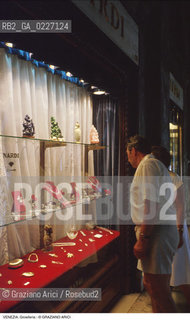 Localizzazione:..VENEZIA / S. MARCO..Oggetto:..Soggetto:..NEGOZIO GIOIELLERIA / TURISMO..Cronologia: ....Definizione Culturale:..   Autore:....   Stile:..   Editori/Stampatori:..   Committenza:..Materia e Tecnica:....Collocazione:..Note:..ATTIVITA. COMMERCIALI / MERCATI..Riproduzione Fotografica:..Copyright:..Graziano Arici/Rosebud2 .Data:..1995..Costo:..A