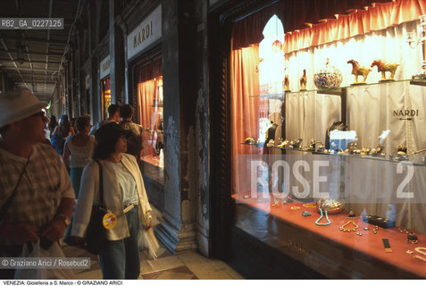 Localizzazione:..VENEZIA / S. MARCO..Oggetto:..Soggetto:..NEGOZIO GIOIELLERIA NARDI PROCURATIE / TURISMO..Cronologia: ....Definizione Culturale:..   Autore:....   Stile:..   Editori/Stampatori:..   Committenza:..Materia e Tecnica:....Collocazione:..Note:..ATTIVITA. COMMERCIALI / MERCATI..Riproduzione Fotografica:..Copyright:..Graziano Arici/Rosebud2 .Data:..1995..Costo:..A