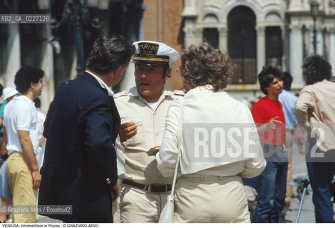 Localizzazione:..VENEZIA / S. MARCO..Oggetto:..Soggetto:..INTROMETTITORE DI VETRERIA DI MURANO IN PIAZZA SAN MARCO / TURISMO..Cronologia: ....Definizione Culturale:..   Autore:....   Stile:..   Editori/Stampatori:..   Committenza:..Materia e Tecnica:....Collocazione:..Note:..ATTIVITA. COMMERCIALI / MERCATI..Riproduzione Fotografica:..Copyright:..Graziano Arici/Rosebud2 .Data:..1995..Costo:..A