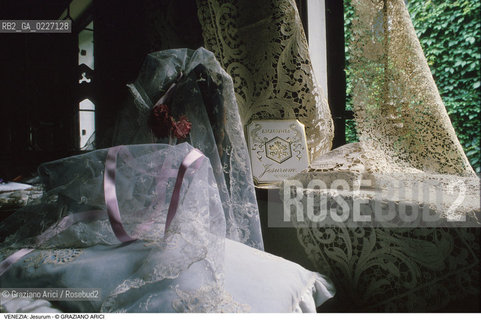 Localizzazione:..VENEZIA / S. MARCO..Oggetto:..Soggetto:..SALA D ESPOSIZIONE JESURUM MERLETTI..Cronologia: ....Definizione Culturale:..   Autore:....   Stile:..   Editori/Stampatori:..   Committenza:..Materia e Tecnica:....Collocazione:..Note:..ATTIVITA. COMMERCIALI / MERCATI..Riproduzione Fotografica:..Copyright:..Graziano Arici/Rosebud2 .Data:..1985..Costo:..A