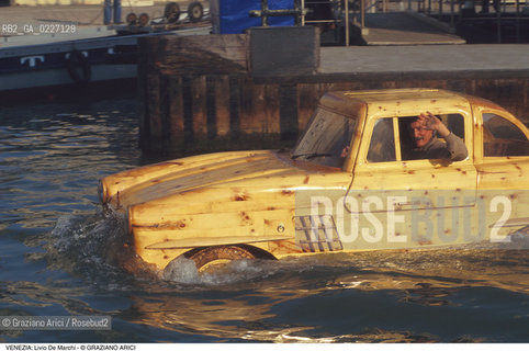 Localizzazione:..VENEZIA / S. MARCO..Oggetto:..Soggetto:..AUTOMOBILE IN LEGNO DELLO SCULTORE LIVIO DE MARCHI / ARTIGIANATO..Cronologia: ....Definizione Culturale:..   Autore:....   Stile:..   Editori/Stampatori:..   Committenza:..Materia e Tecnica:....Collocazione:..Note:..ATTIVITA. COMMERCIALI / MERCATI..Riproduzione Fotografica:..Copyright:..Graziano Arici/Rosebud2 .Data:..1990..Costo:..A